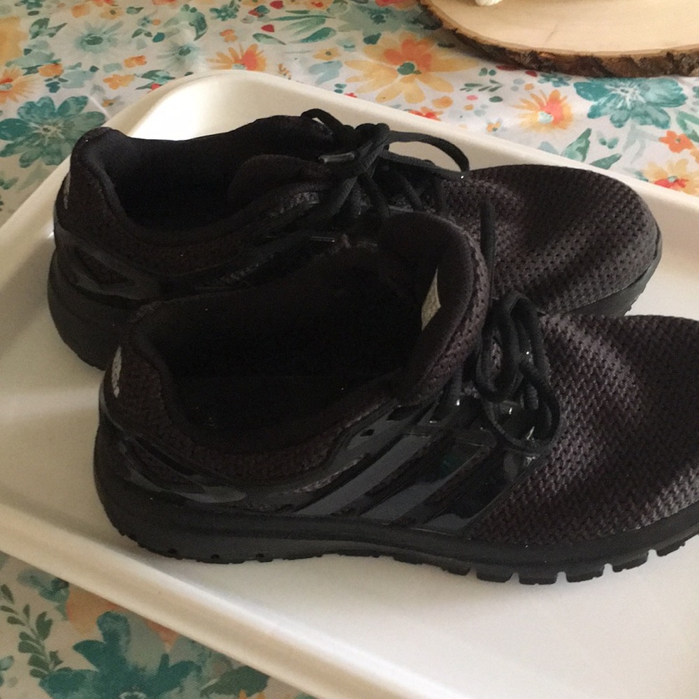 Tennis shoes